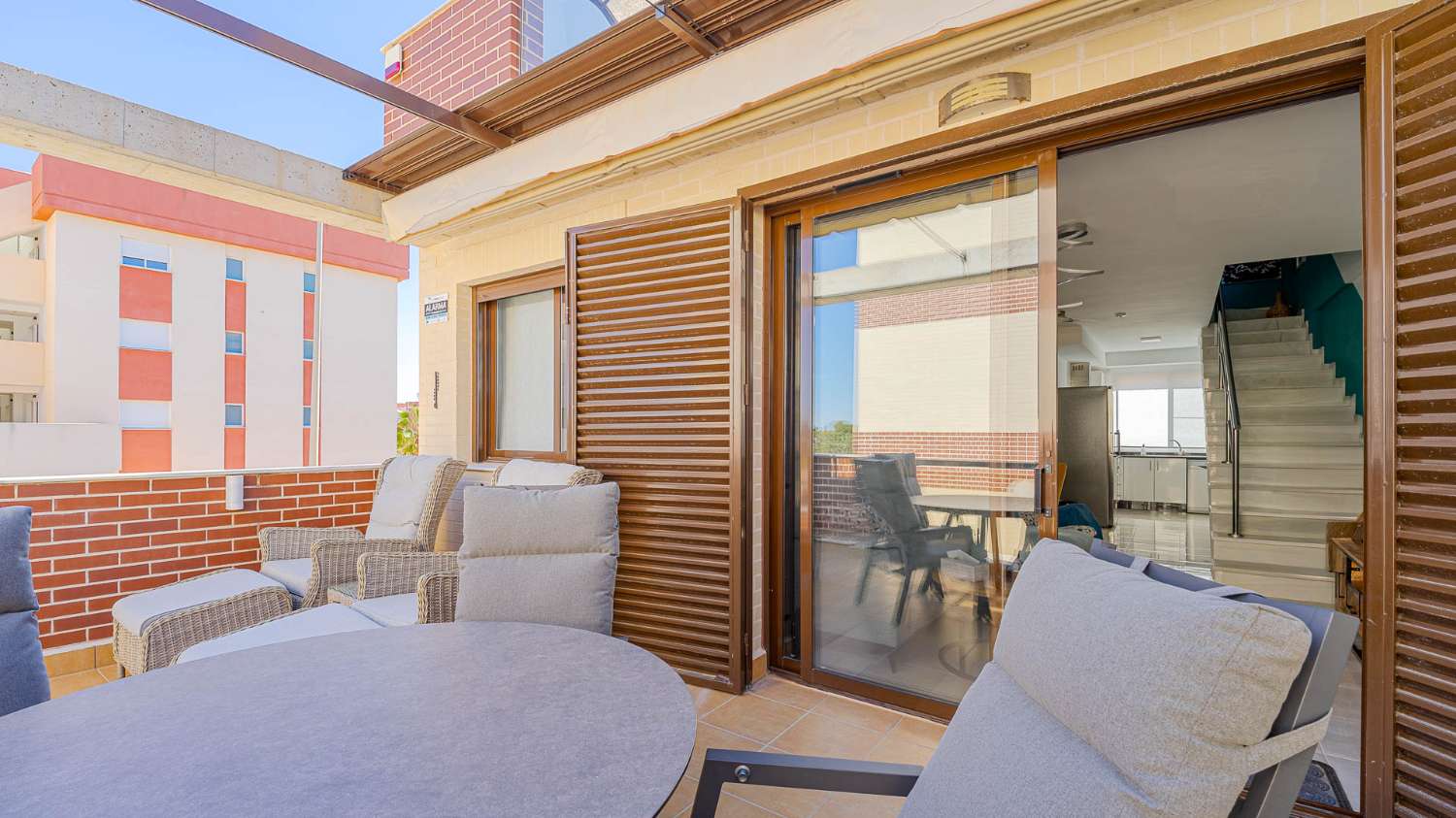 DÚPLEX MODERNO EN CABO ROIG CON SOLÁRIUM PRIVADO, VISTAS ABIERTAS Y PISCINA