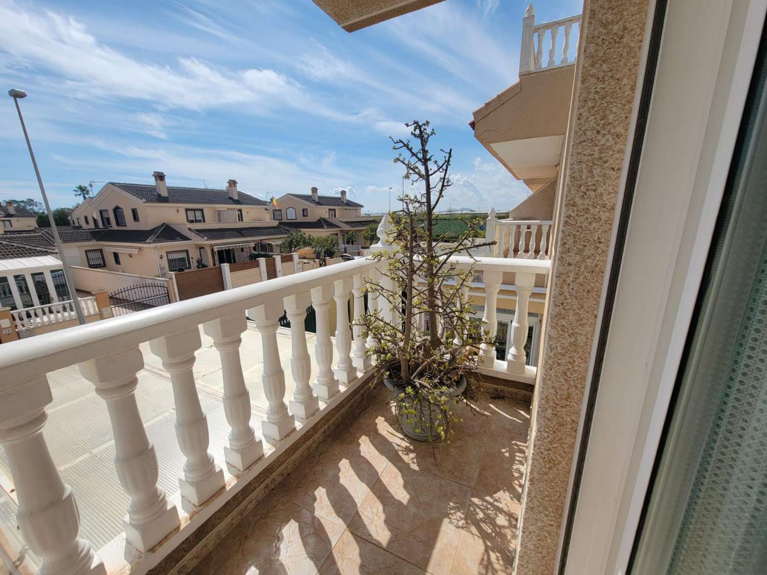 ESPECTACULAR ADOSADO EN TORRE DE LA HORADADA, A 10 MINUTOS DE LA PLAYA, ORIENTACIÓN SUR Y TERRAZA PANORÁMICA