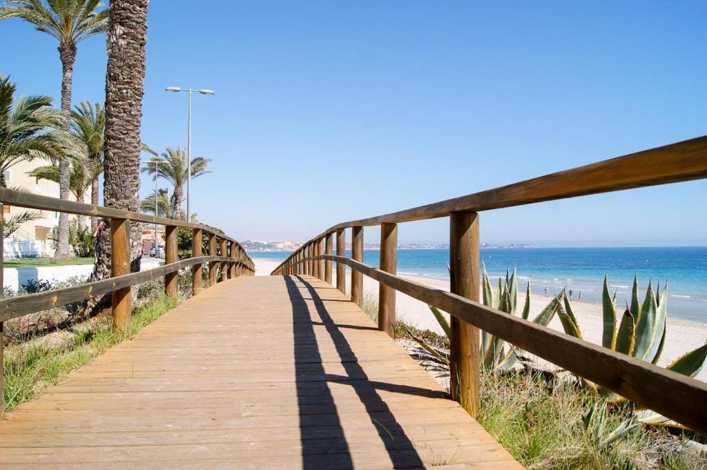 ESPECTACULAR ADOSADO EN TORRE DE LA HORADADA, A 10 MINUTOS DE LA PLAYA, ORIENTACIÓN SUR Y TERRAZA PANORÁMICA