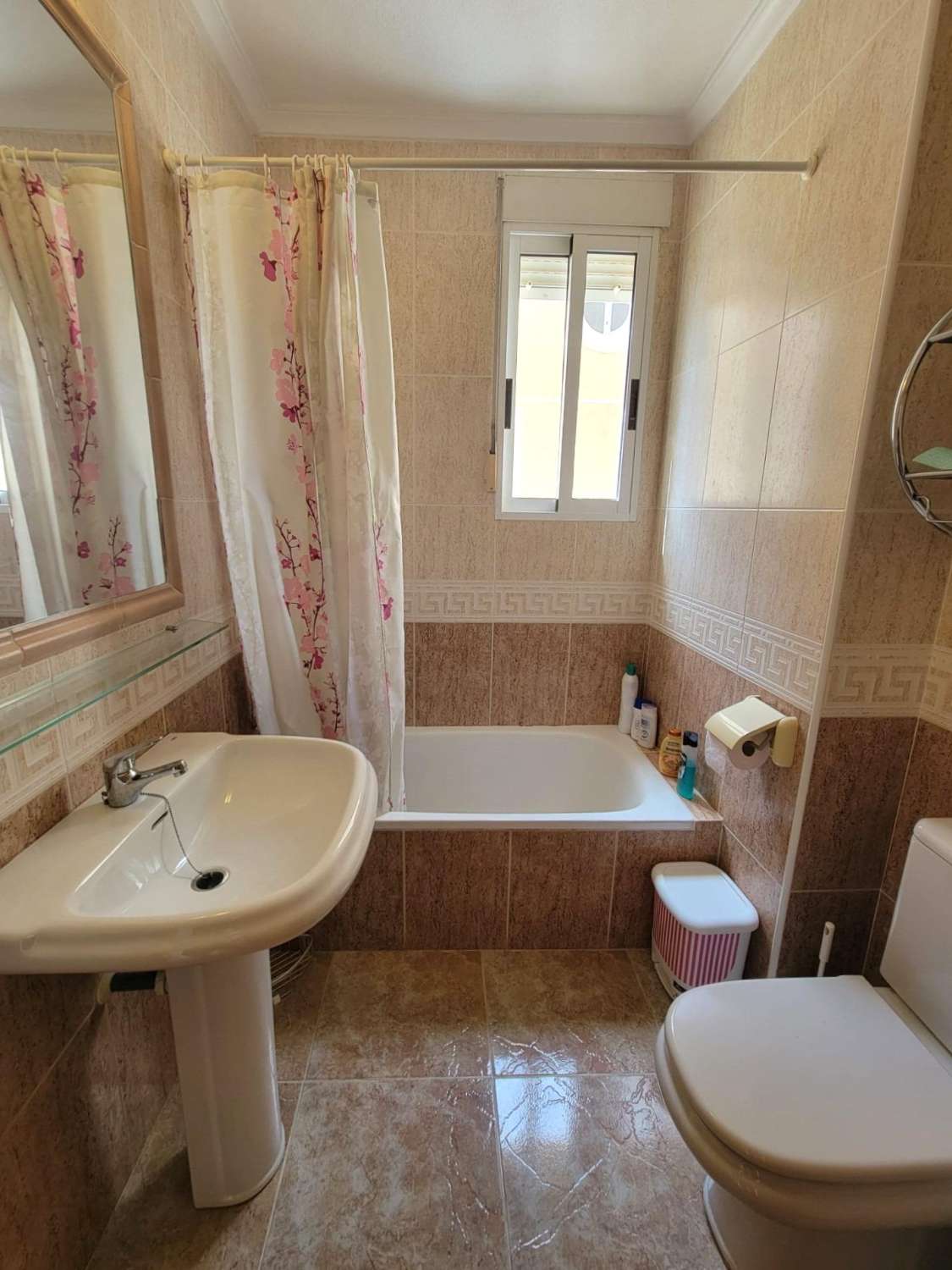 ESPECTACULAR ADOSADO EN TORRE DE LA HORADADA, A 10 MINUTOS DE LA PLAYA, ORIENTACIÓN SUR Y TERRAZA PANORÁMICA