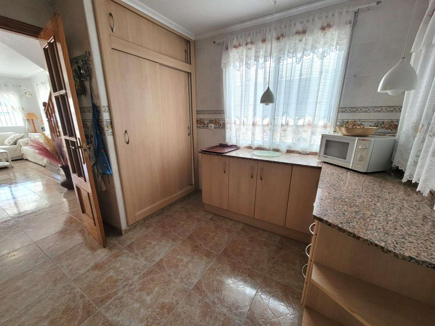 ESPECTACULAR ADOSADO EN TORRE DE LA HORADADA, A 10 MINUTOS DE LA PLAYA, ORIENTACIÓN SUR Y TERRAZA PANORÁMICA