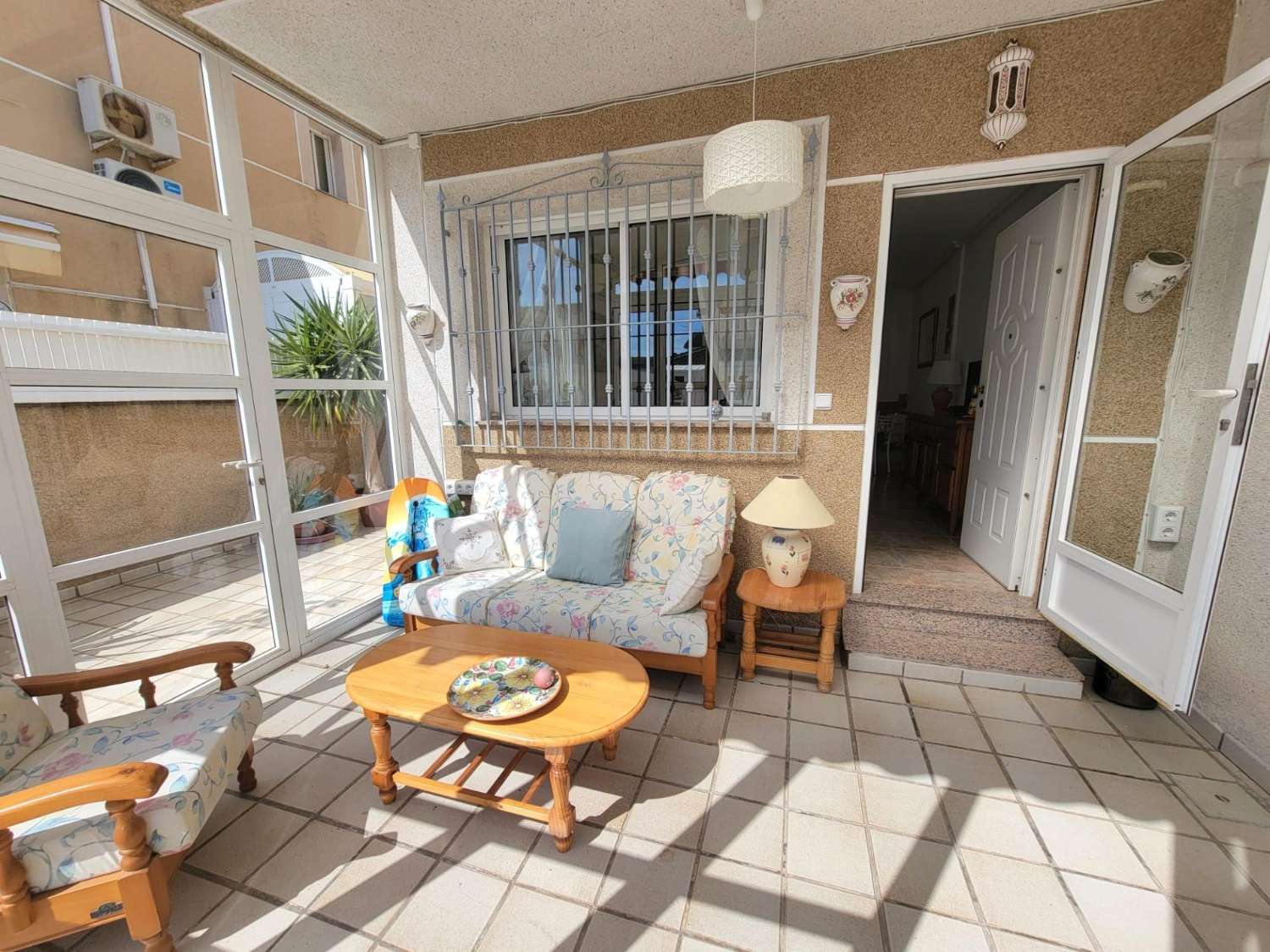 ESPECTACULAR ADOSADO EN TORRE DE LA HORADADA, A 10 MINUTOS DE LA PLAYA, ORIENTACIÓN SUR Y TERRAZA PANORÁMICA