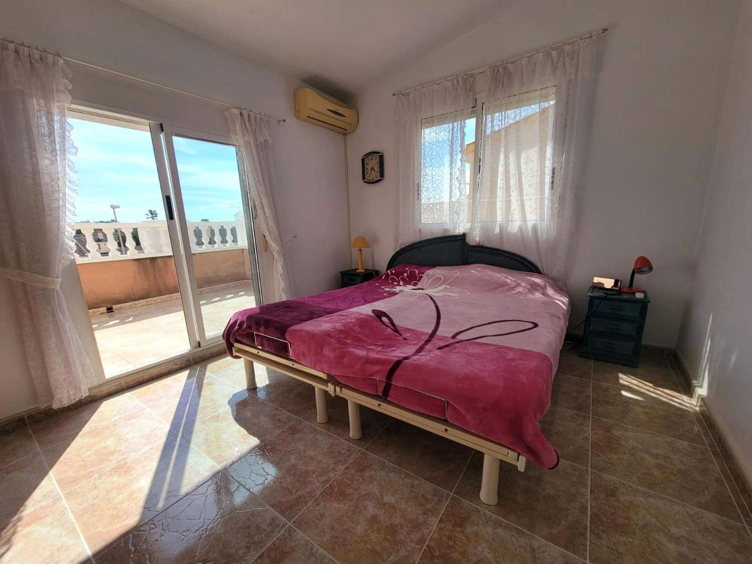 ESPECTACULAR ADOSADO EN TORRE DE LA HORADADA, A 10 MINUTOS DE LA PLAYA, ORIENTACIÓN SUR Y TERRAZA PANORÁMICA