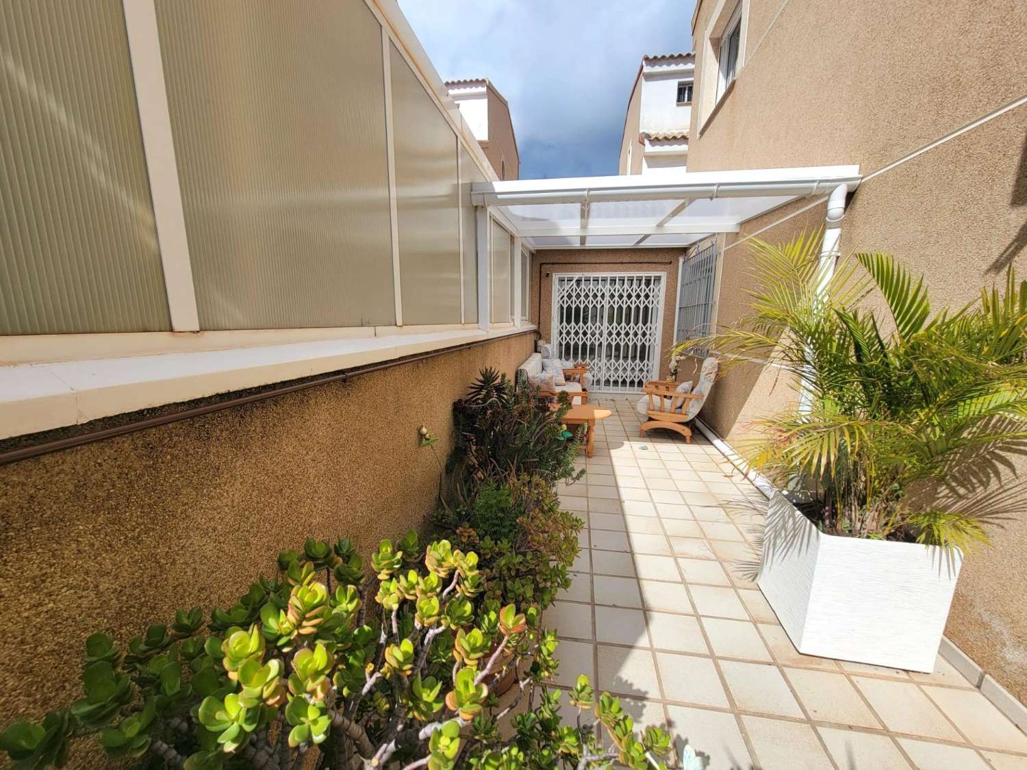 ESPECTACULAR ADOSADO EN TORRE DE LA HORADADA, A 10 MINUTOS DE LA PLAYA, ORIENTACIÓN SUR Y TERRAZA PANORÁMICA