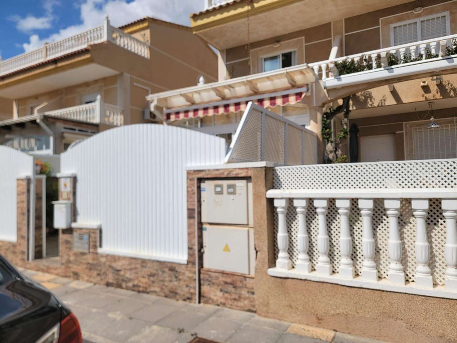 ESPECTACULAR ADOSADO EN TORRE DE LA HORADADA, A 10 MINUTOS DE LA PLAYA, ORIENTACIÓN SUR Y TERRAZA PANORÁMICA