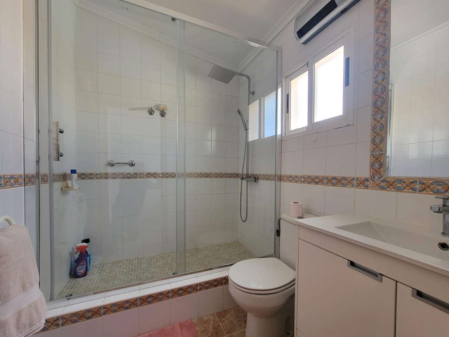 ESPECTACULAR ADOSADO EN TORRE DE LA HORADADA, A 10 MINUTOS DE LA PLAYA, ORIENTACIÓN SUR Y TERRAZA PANORÁMICA