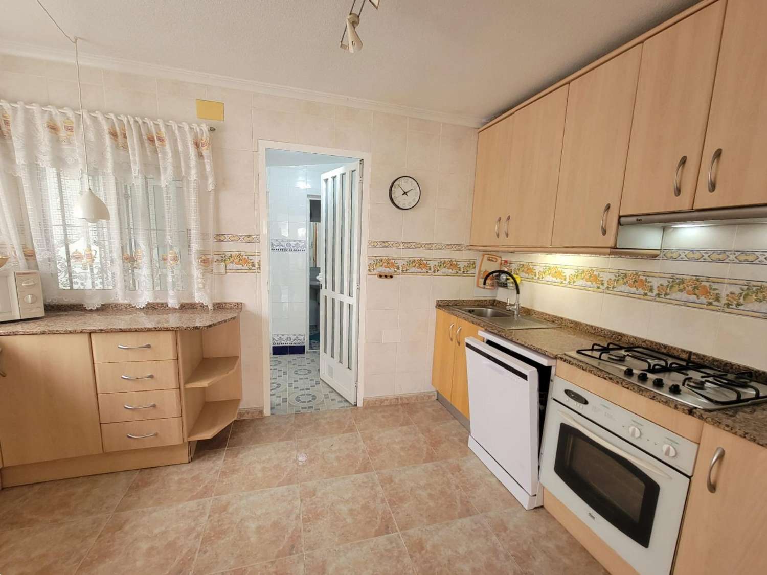 ESPECTACULAR ADOSADO EN TORRE DE LA HORADADA, A 10 MINUTOS DE LA PLAYA, ORIENTACIÓN SUR Y TERRAZA PANORÁMICA