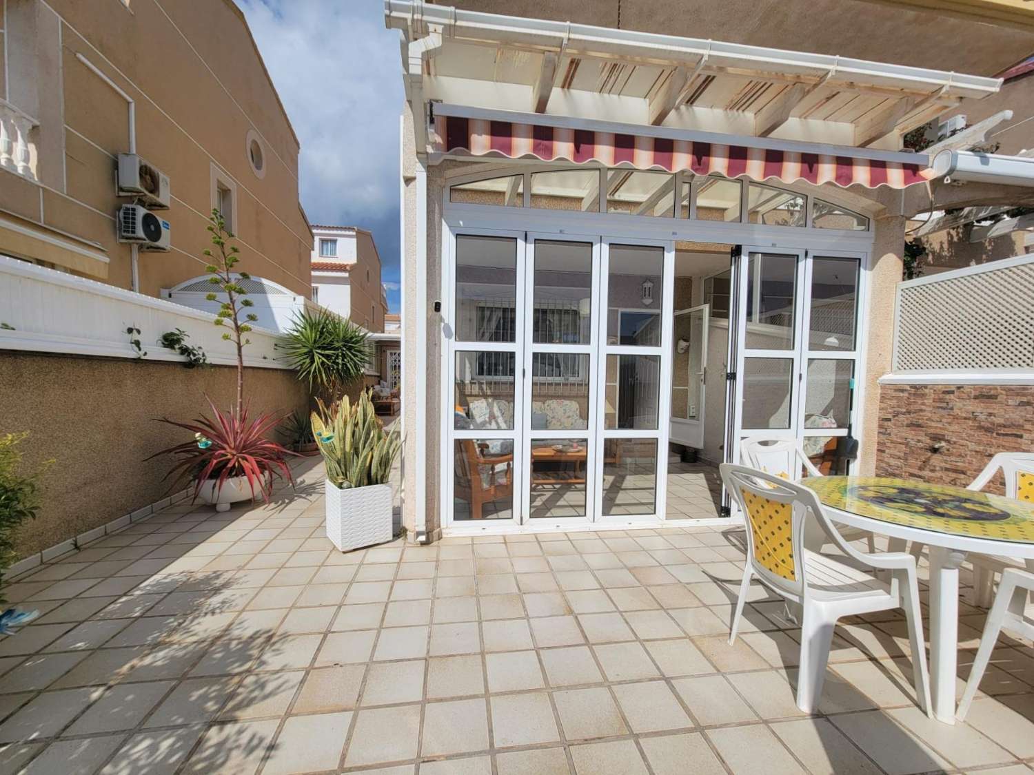 ESPECTACULAR ADOSADO EN TORRE DE LA HORADADA, A 10 MINUTOS DE LA PLAYA, ORIENTACIÓN SUR Y TERRAZA PANORÁMICA