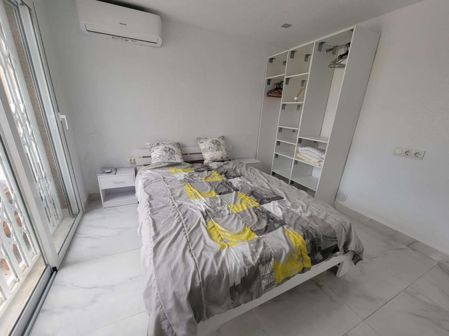 ESPECTACULAR ADOSADO EN TORRE DE LA HORADADA, A 10 MINUTOS DE LA PLAYA, ORIENTACIÓN SUR Y TERRAZA PANORÁMICA