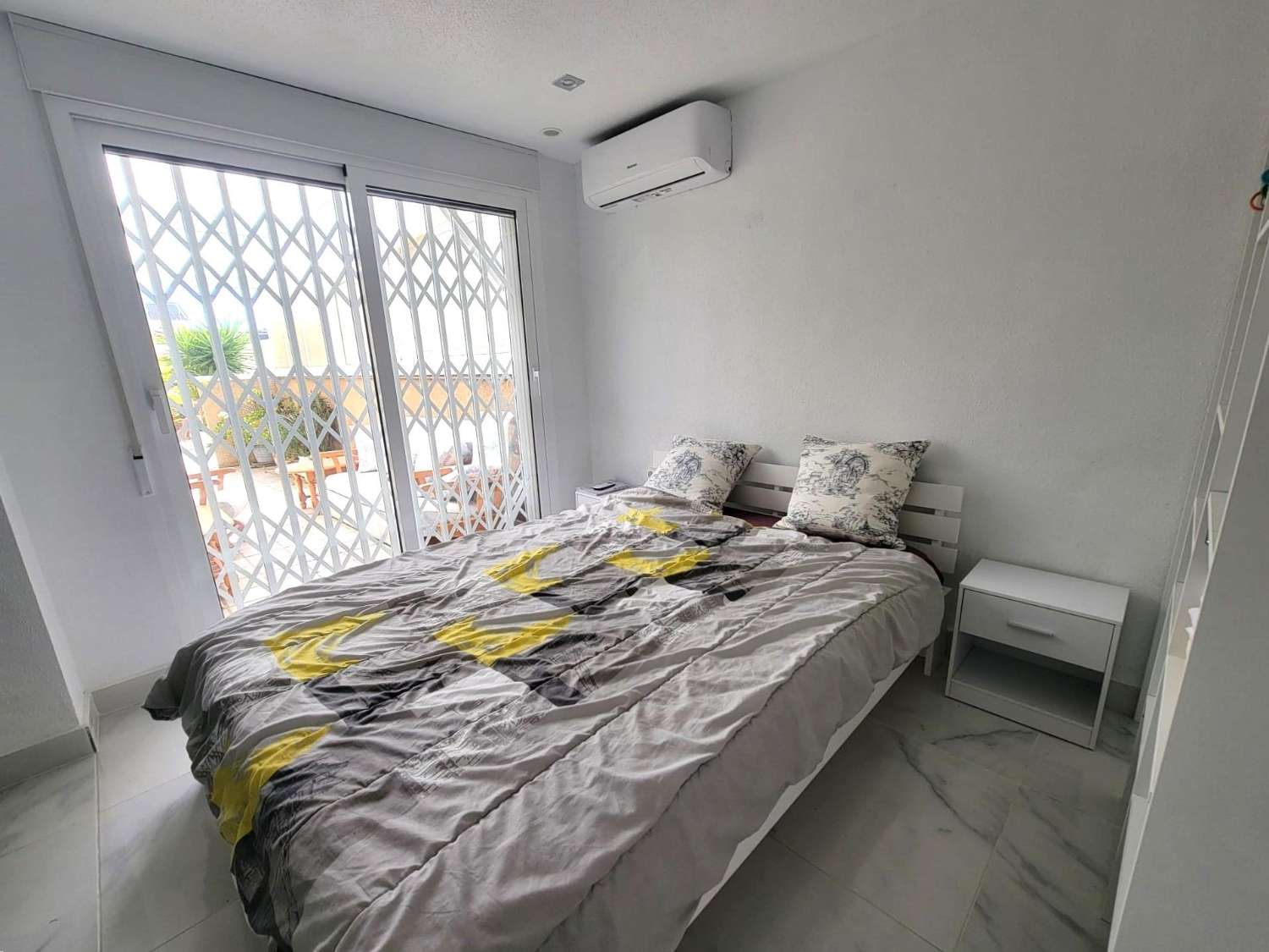 ESPECTACULAR ADOSADO EN TORRE DE LA HORADADA, A 10 MINUTOS DE LA PLAYA, ORIENTACIÓN SUR Y TERRAZA PANORÁMICA