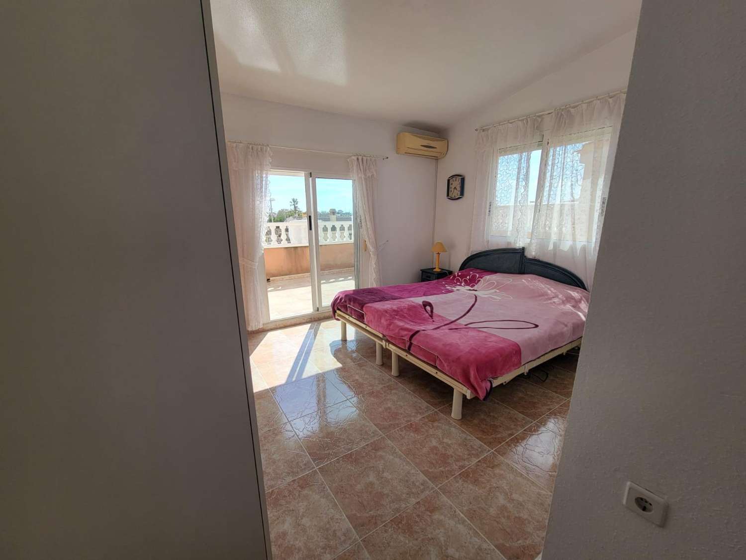 ESPECTACULAR ADOSADO EN TORRE DE LA HORADADA, A 10 MINUTOS DE LA PLAYA, ORIENTACIÓN SUR Y TERRAZA PANORÁMICA