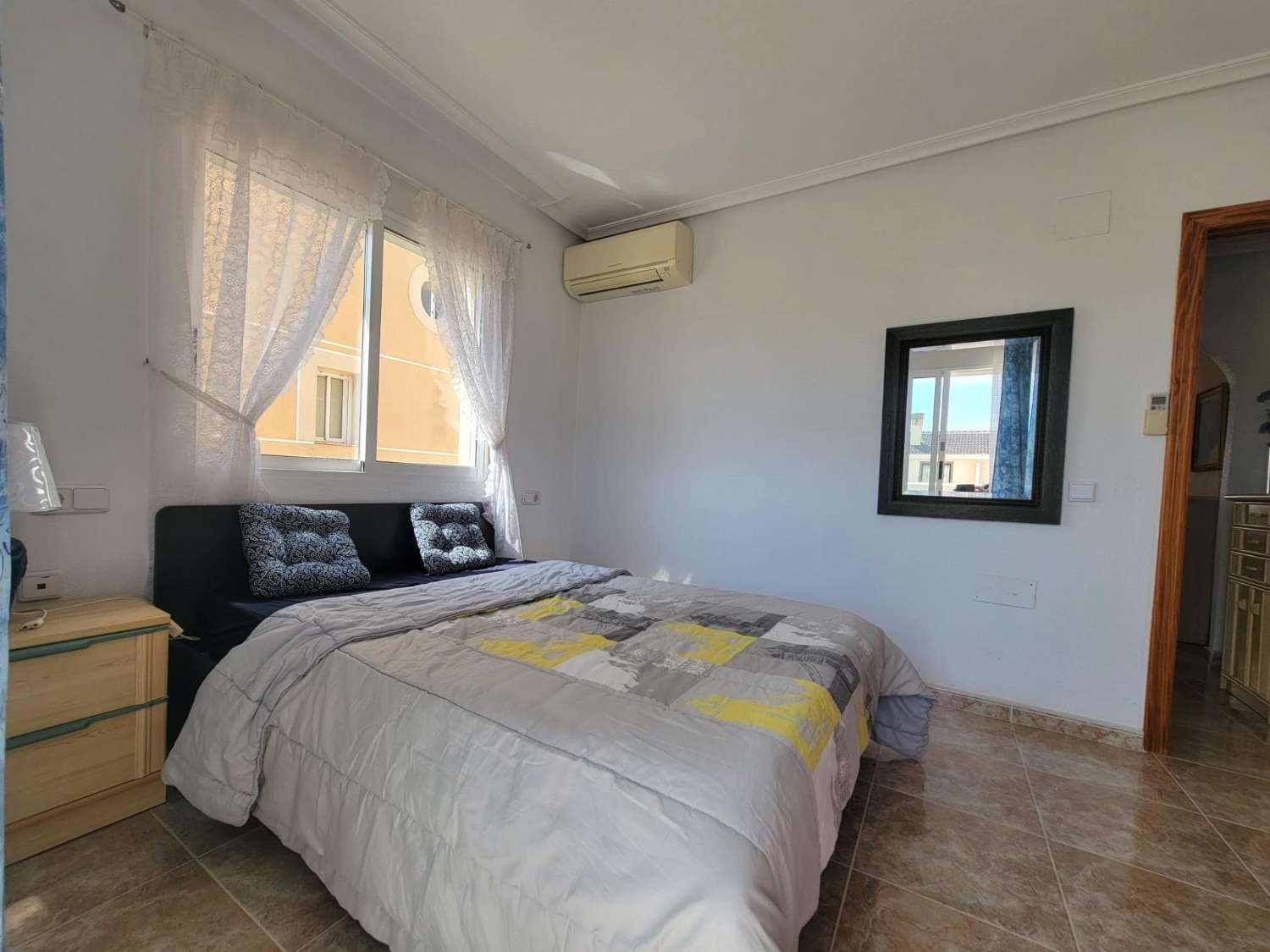 ESPECTACULAR ADOSADO EN TORRE DE LA HORADADA, A 10 MINUTOS DE LA PLAYA, ORIENTACIÓN SUR Y TERRAZA PANORÁMICA