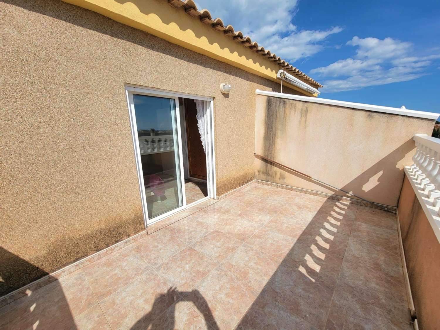 ESPECTACULAR ADOSADO EN TORRE DE LA HORADADA, A 10 MINUTOS DE LA PLAYA, ORIENTACIÓN SUR Y TERRAZA PANORÁMICA