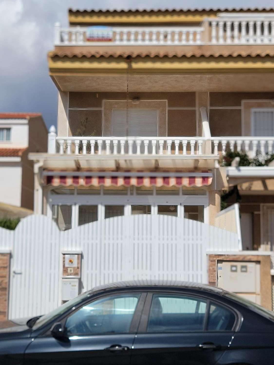ESPECTACULAR ADOSADO EN TORRE DE LA HORADADA, A 10 MINUTOS DE LA PLAYA, ORIENTACIÓN SUR Y TERRAZA PANORÁMICA