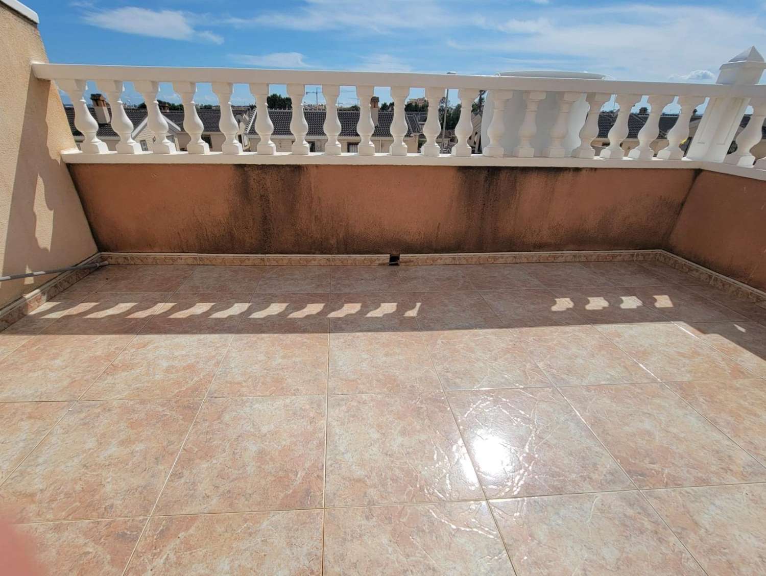 ESPECTACULAR ADOSADO EN TORRE DE LA HORADADA, A 10 MINUTOS DE LA PLAYA, ORIENTACIÓN SUR Y TERRAZA PANORÁMICA