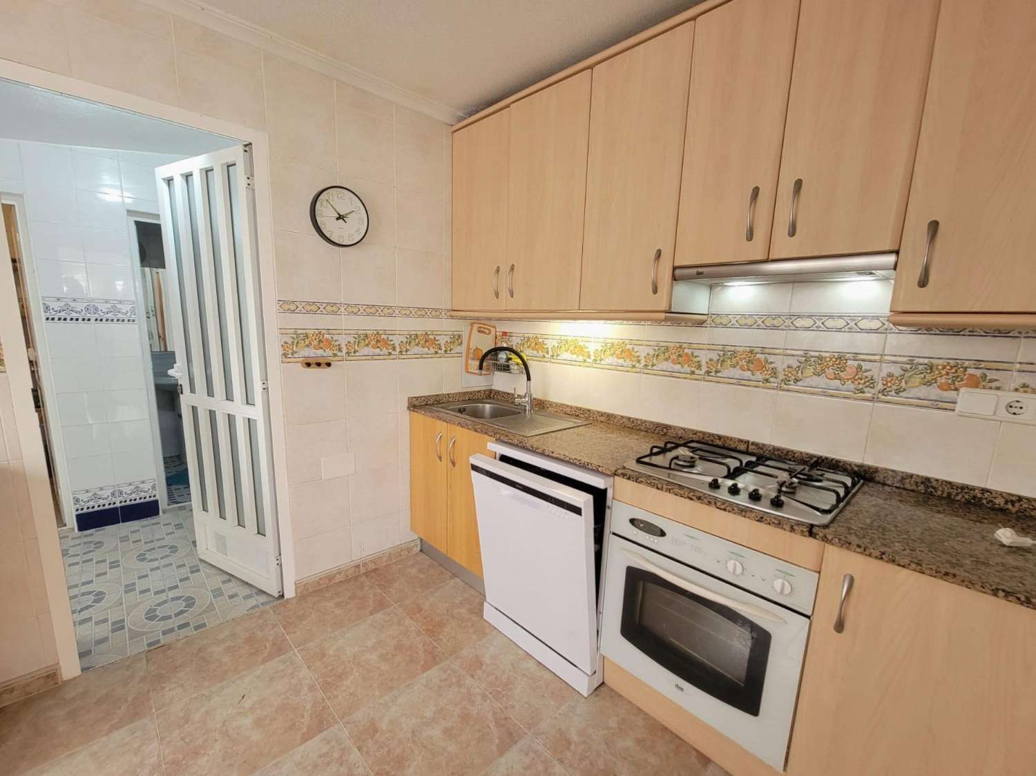 ESPECTACULAR ADOSADO EN TORRE DE LA HORADADA, A 10 MINUTOS DE LA PLAYA, ORIENTACIÓN SUR Y TERRAZA PANORÁMICA