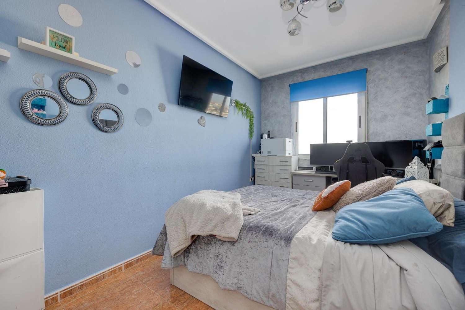 EXCLUSIVO PISO LUMINOSO DE 2 DORMITORIOS CON VISTAS DESPEJADAS, PISCINA, 2 GARAJES Y TRASTERO EN TORREVIEJA