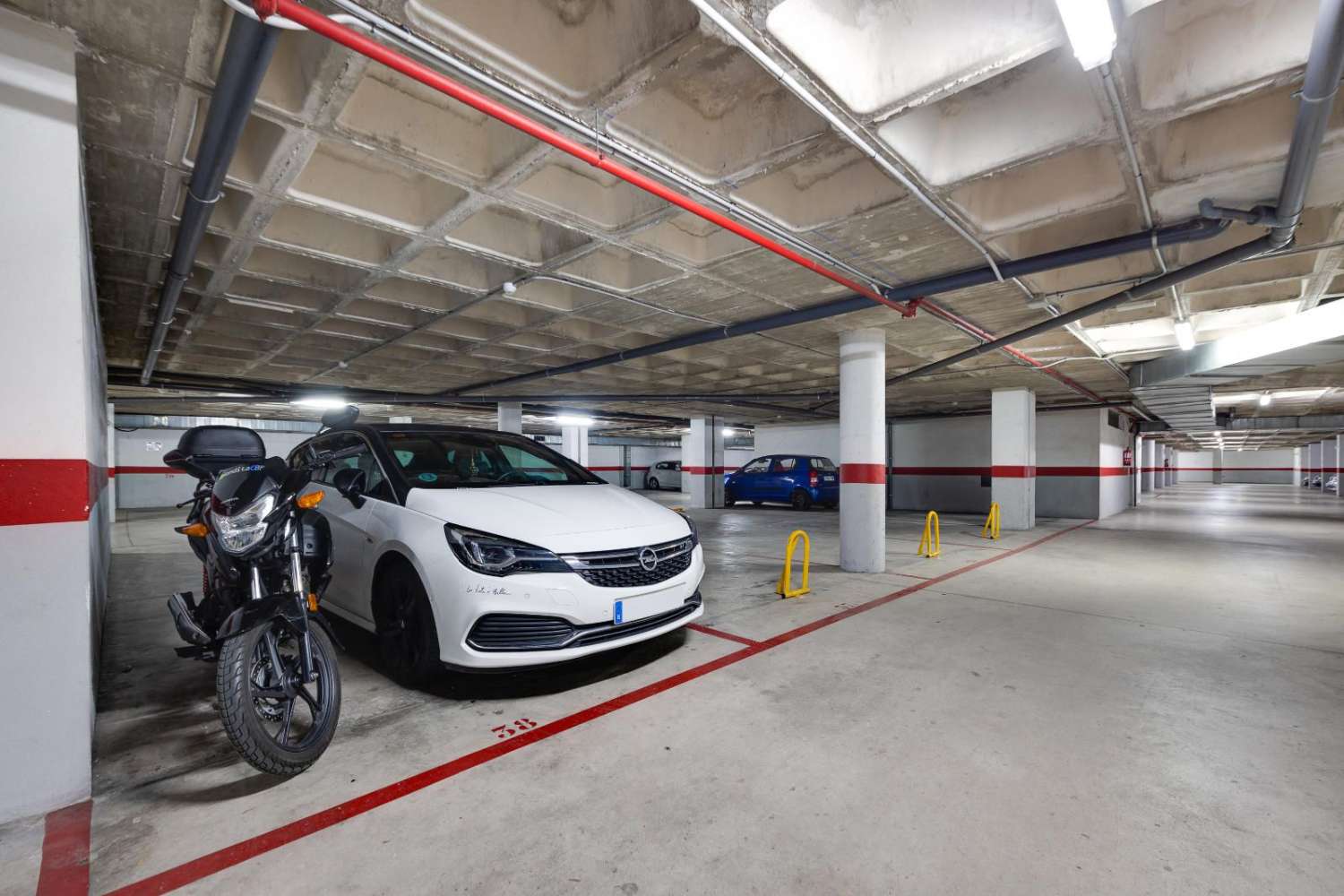 EXCLUSIVO PISO LUMINOSO DE 2 DORMITORIOS CON VISTAS DESPEJADAS, PISCINA, 2 GARAJES Y TRASTERO EN TORREVIEJA