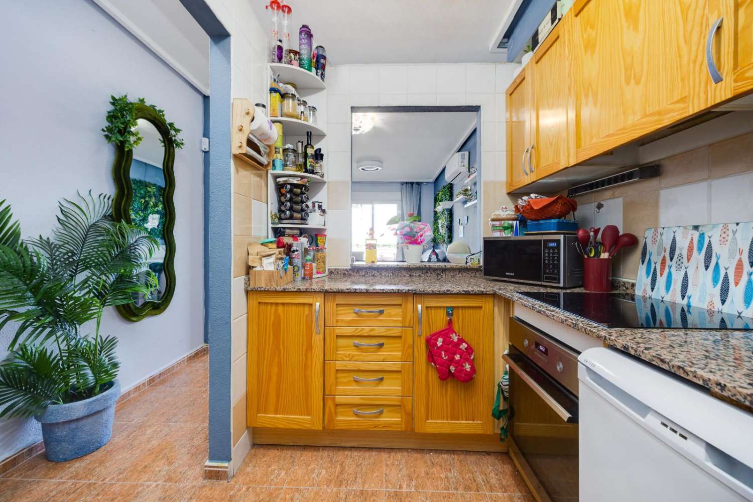 EXCLUSIVO PISO LUMINOSO DE 2 DORMITORIOS CON VISTAS DESPEJADAS, PISCINA, 2 GARAJES Y TRASTERO EN TORREVIEJA