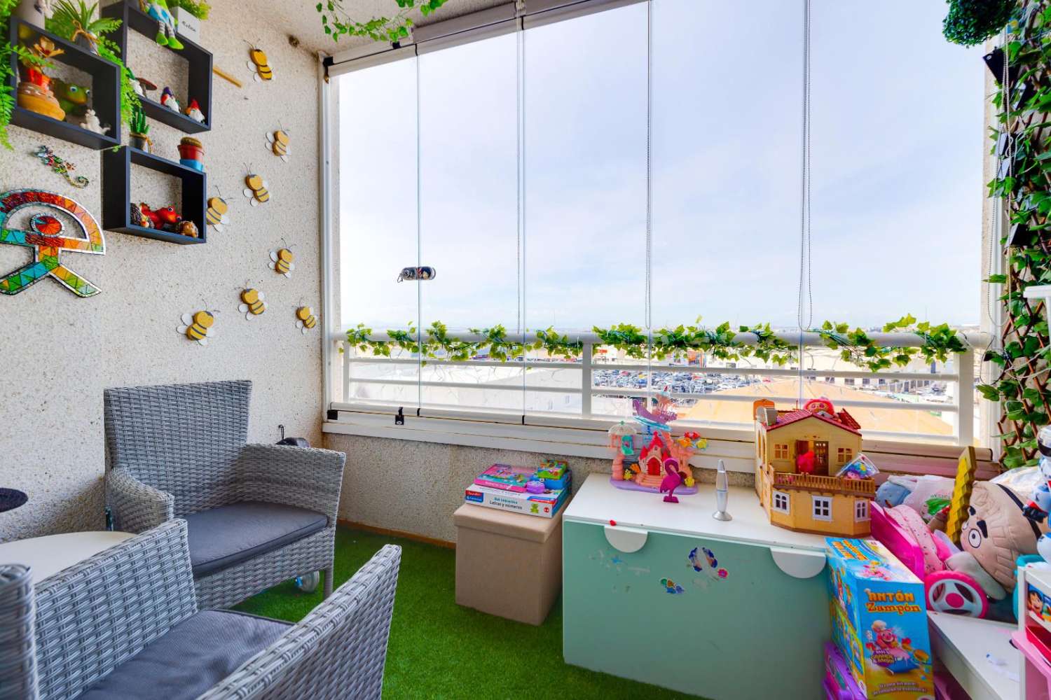 EXCLUSIVO PISO LUMINOSO DE 2 DORMITORIOS CON VISTAS DESPEJADAS, PISCINA, 2 GARAJES Y TRASTERO EN TORREVIEJA