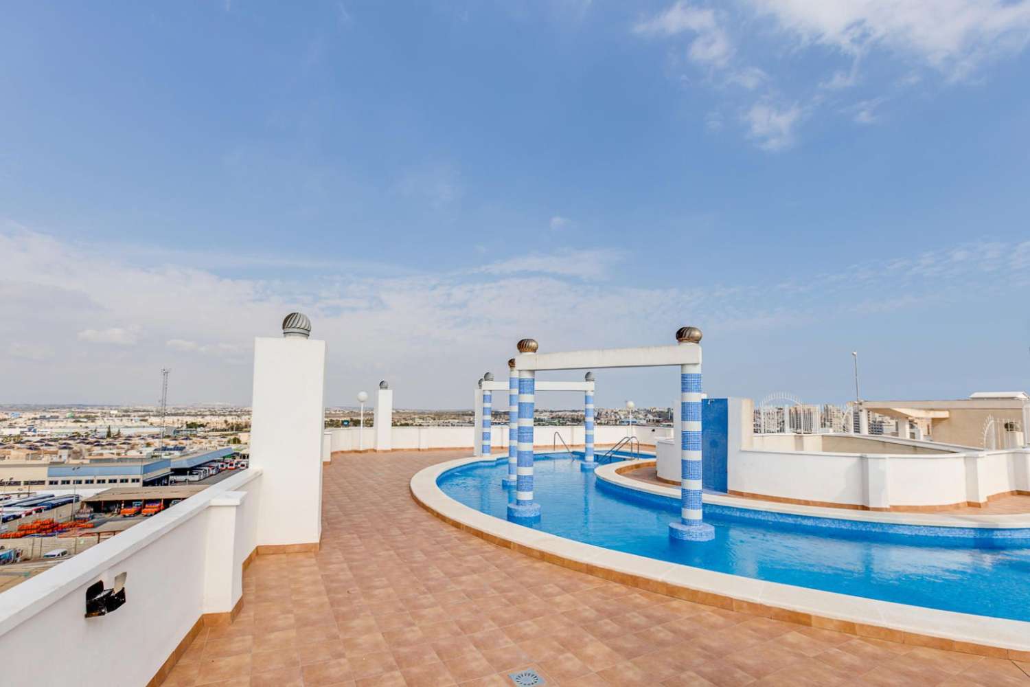 EXCLUSIVO PISO LUMINOSO DE 2 DORMITORIOS CON VISTAS DESPEJADAS, PISCINA, 2 GARAJES Y TRASTERO EN TORREVIEJA