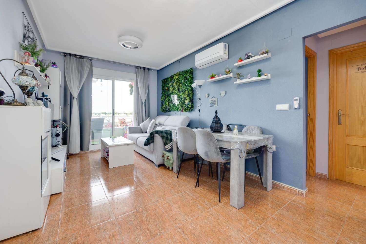 EXCLUSIVO PISO LUMINOSO DE 2 DORMITORIOS CON VISTAS DESPEJADAS, PISCINA, 2 GARAJES Y TRASTERO EN TORREVIEJA