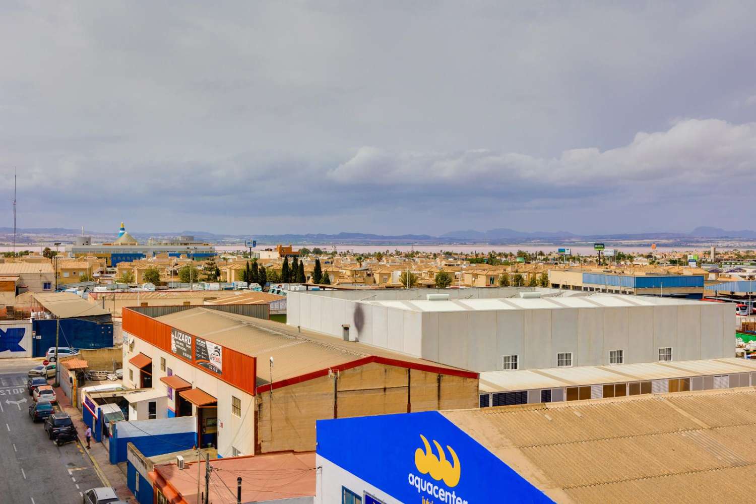 EXCLUSIVO PISO LUMINOSO DE 2 DORMITORIOS CON VISTAS DESPEJADAS, PISCINA, 2 GARAJES Y TRASTERO EN TORREVIEJA