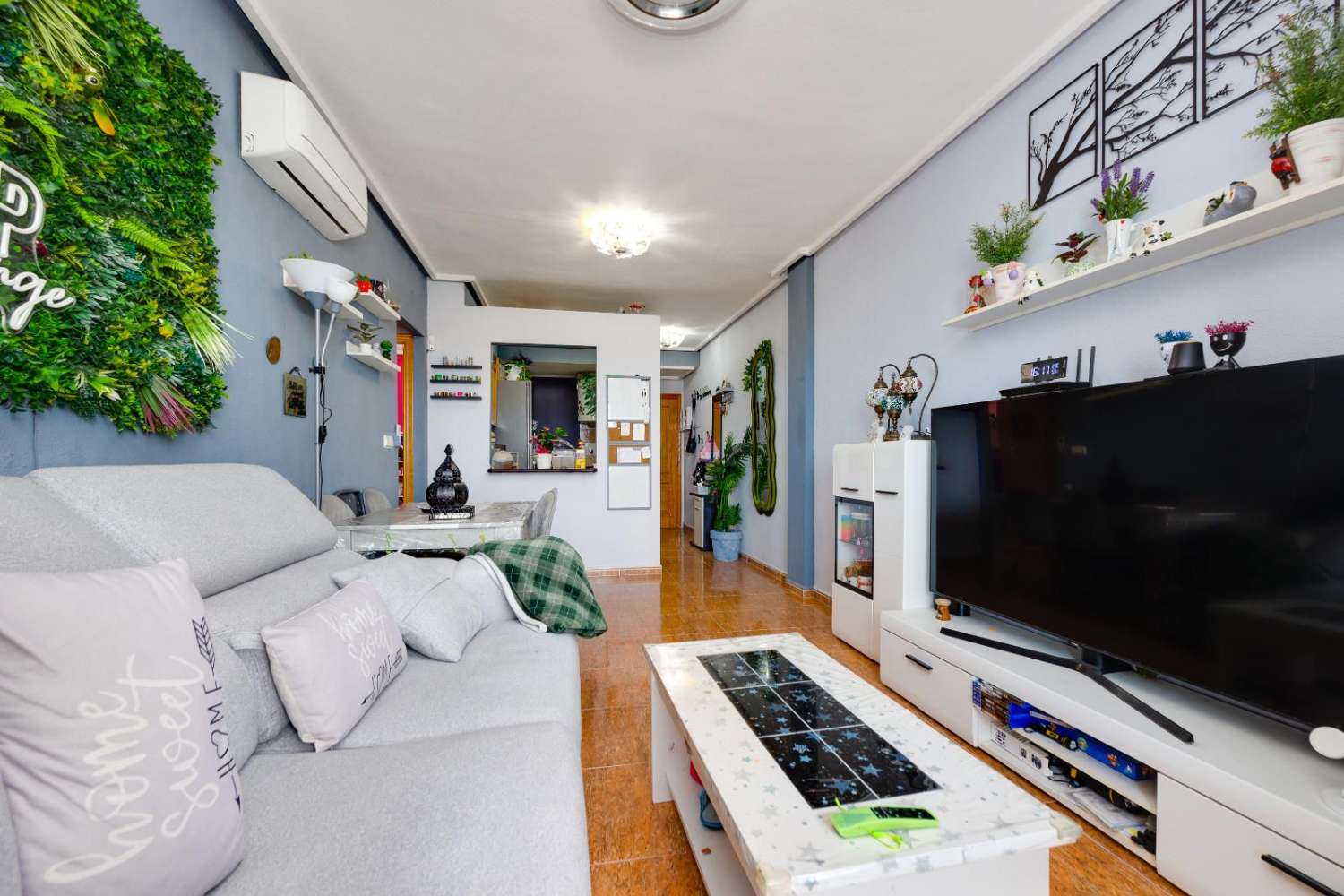 EXCLUSIVO PISO LUMINOSO DE 2 DORMITORIOS CON VISTAS DESPEJADAS, PISCINA, 2 GARAJES Y TRASTERO EN TORREVIEJA