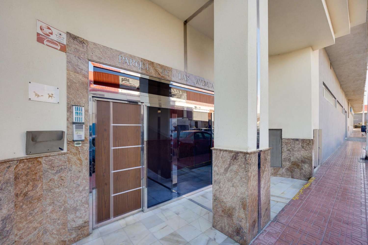EXCLUSIVO PISO LUMINOSO DE 2 DORMITORIOS CON VISTAS DESPEJADAS, PISCINA, 2 GARAJES Y TRASTERO EN TORREVIEJA