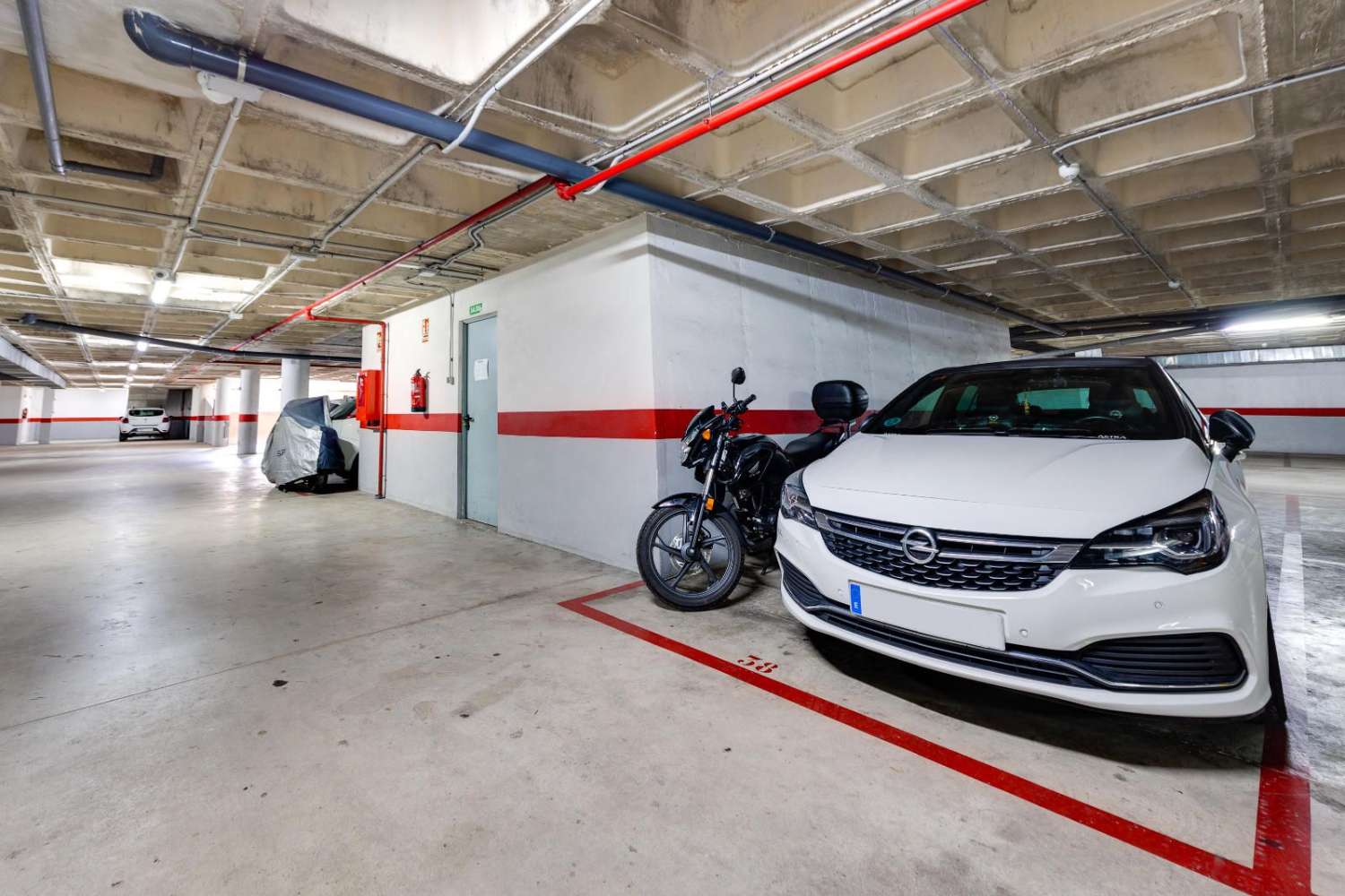 EXCLUSIVO PISO LUMINOSO DE 2 DORMITORIOS CON VISTAS DESPEJADAS, PISCINA, 2 GARAJES Y TRASTERO EN TORREVIEJA