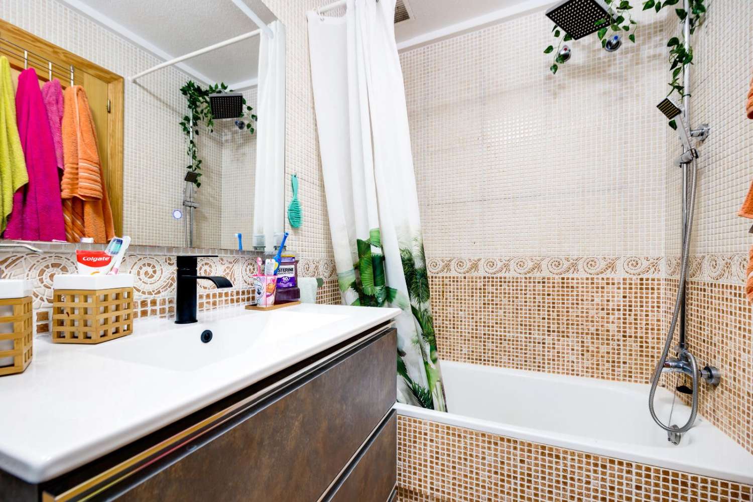 EXCLUSIVO PISO LUMINOSO DE 2 DORMITORIOS CON VISTAS DESPEJADAS, PISCINA, 2 GARAJES Y TRASTERO EN TORREVIEJA