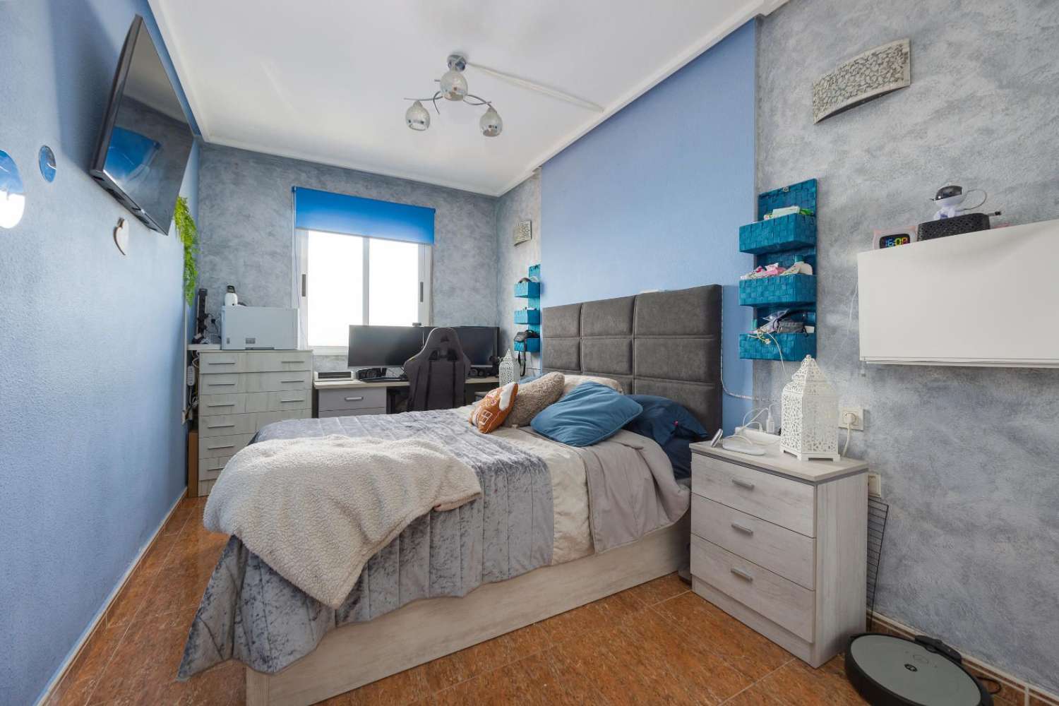 EXCLUSIVO PISO LUMINOSO DE 2 DORMITORIOS CON VISTAS DESPEJADAS, PISCINA, 2 GARAJES Y TRASTERO EN TORREVIEJA