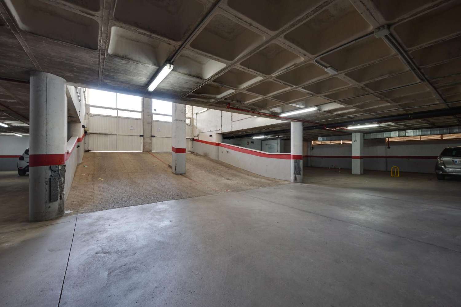 EXCLUSIVO PISO LUMINOSO DE 2 DORMITORIOS CON VISTAS DESPEJADAS, PISCINA, 2 GARAJES Y TRASTERO EN TORREVIEJA