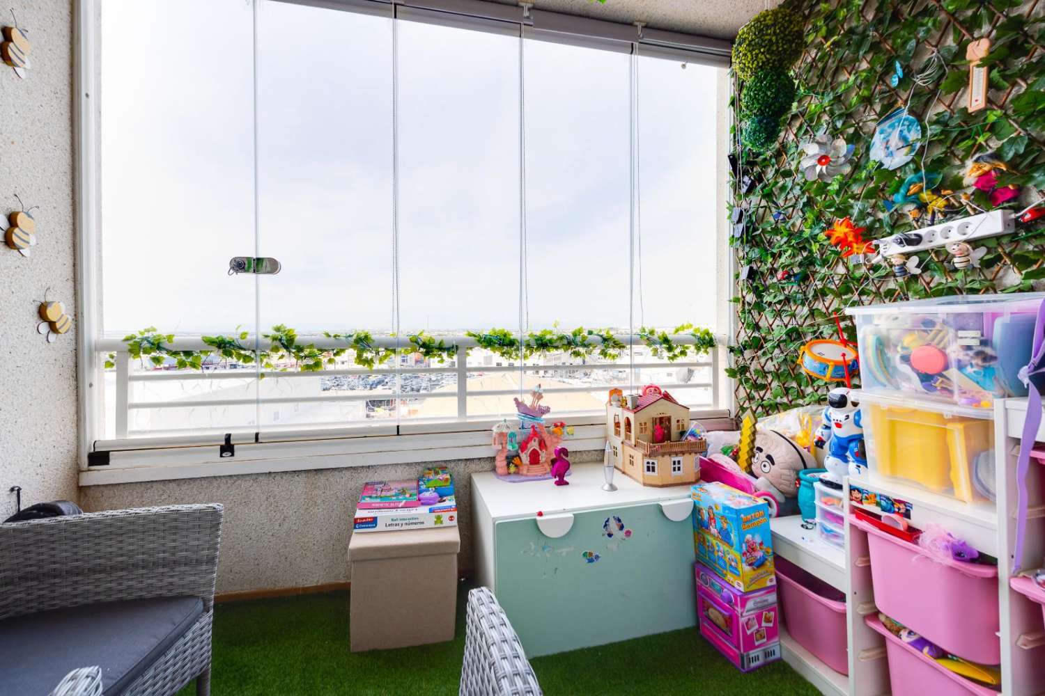 EXCLUSIVO PISO LUMINOSO DE 2 DORMITORIOS CON VISTAS DESPEJADAS, PISCINA, 2 GARAJES Y TRASTERO EN TORREVIEJA