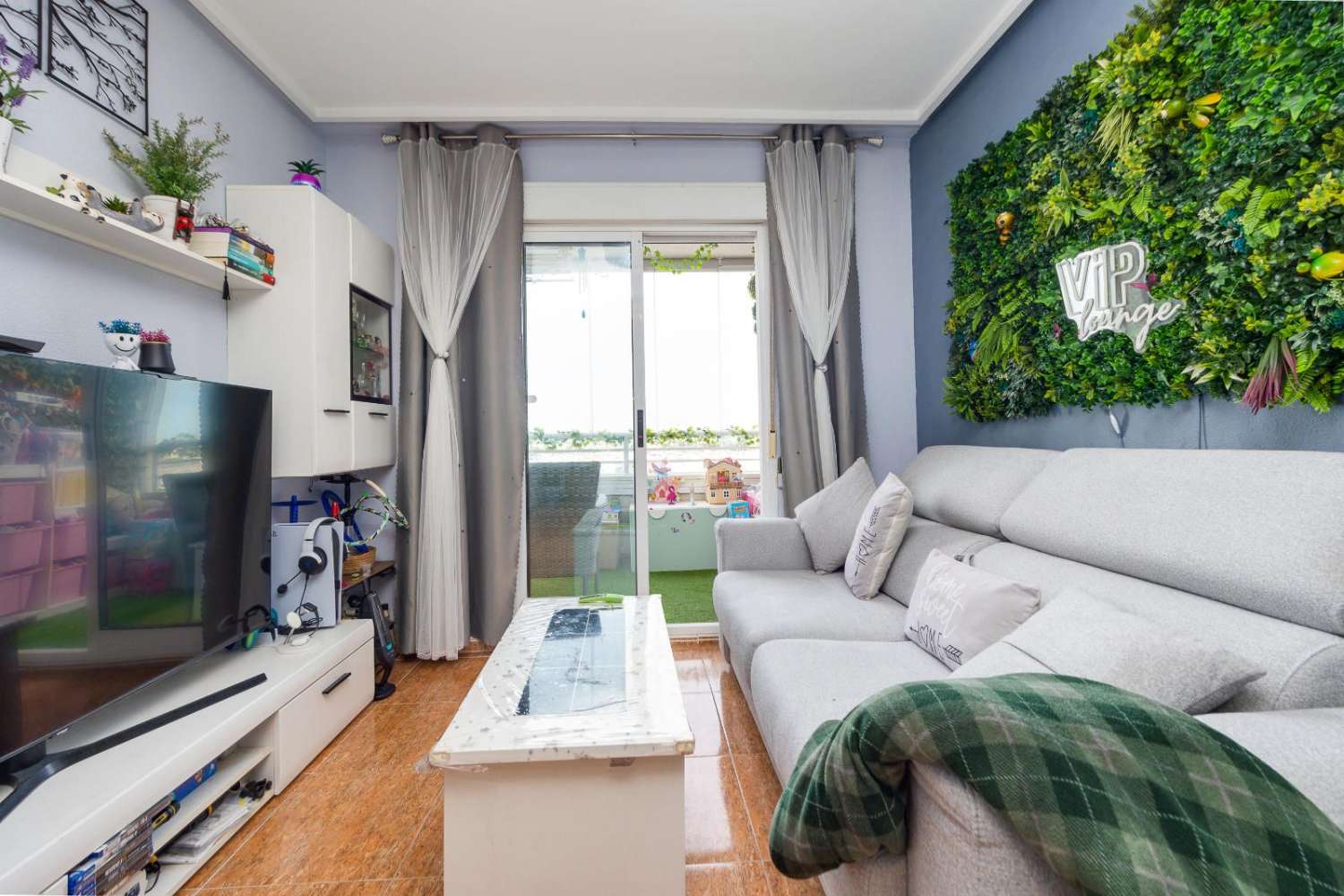 EXCLUSIVO PISO LUMINOSO DE 2 DORMITORIOS CON VISTAS DESPEJADAS, PISCINA, 2 GARAJES Y TRASTERO EN TORREVIEJA