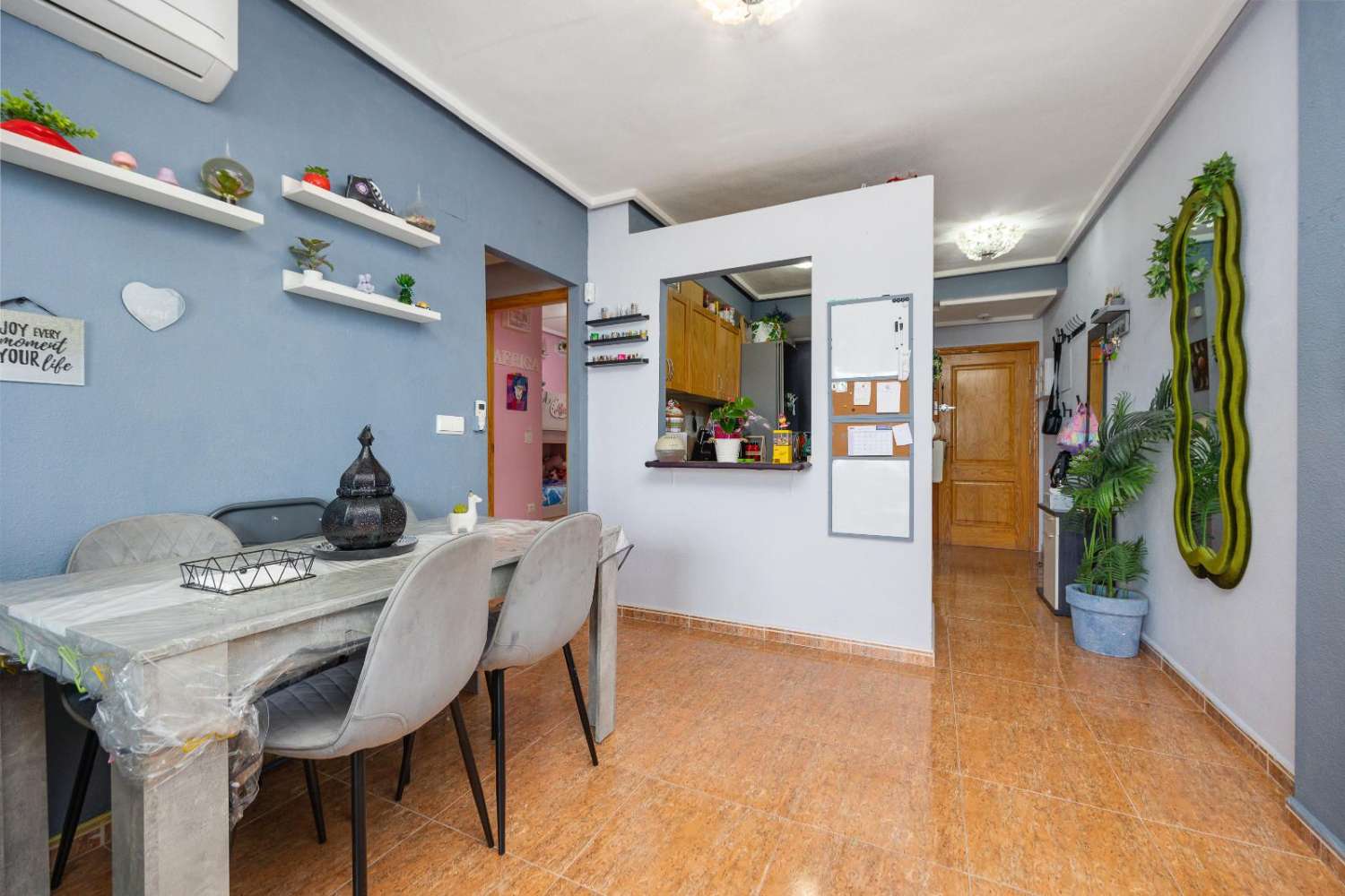 EXCLUSIVO PISO LUMINOSO DE 2 DORMITORIOS CON VISTAS DESPEJADAS, PISCINA, 2 GARAJES Y TRASTERO EN TORREVIEJA