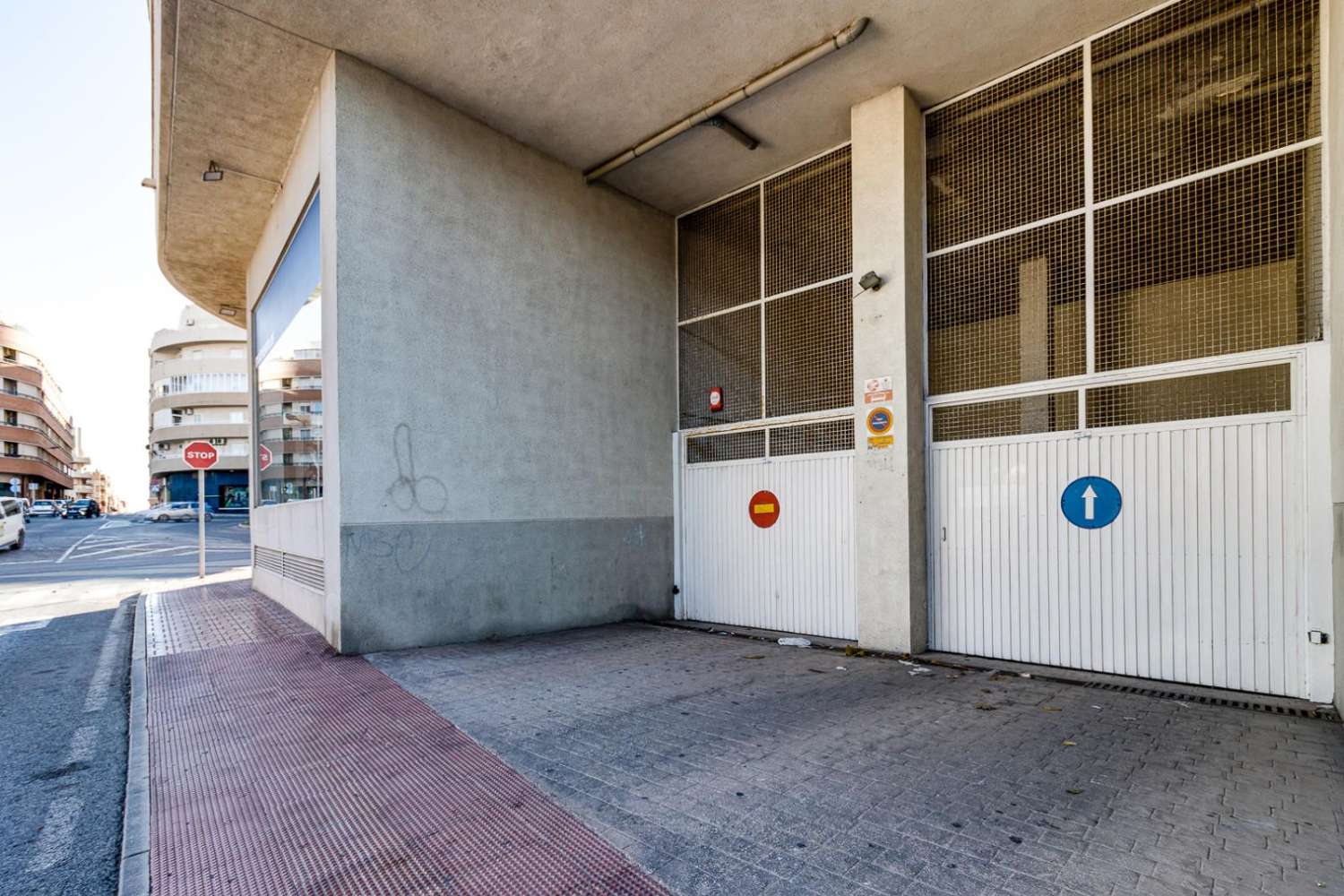 EXCLUSIVO PISO LUMINOSO DE 2 DORMITORIOS CON VISTAS DESPEJADAS, PISCINA, 2 GARAJES Y TRASTERO EN TORREVIEJA
