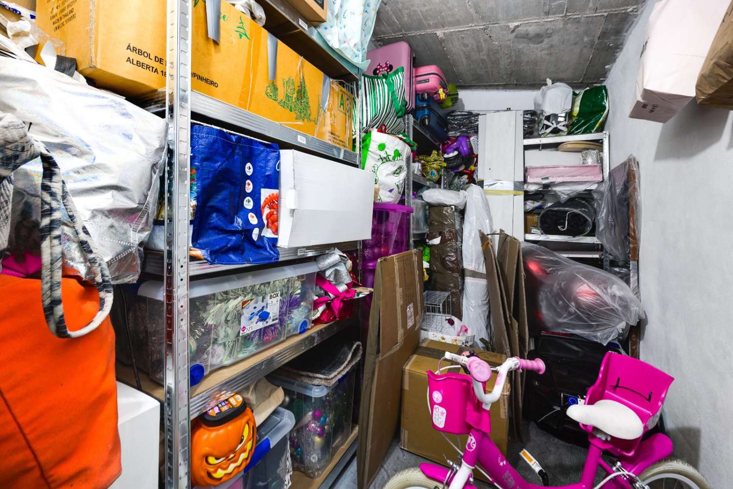 EXCLUSIVO PISO LUMINOSO DE 2 DORMITORIOS CON VISTAS DESPEJADAS, PISCINA, 2 GARAJES Y TRASTERO EN TORREVIEJA