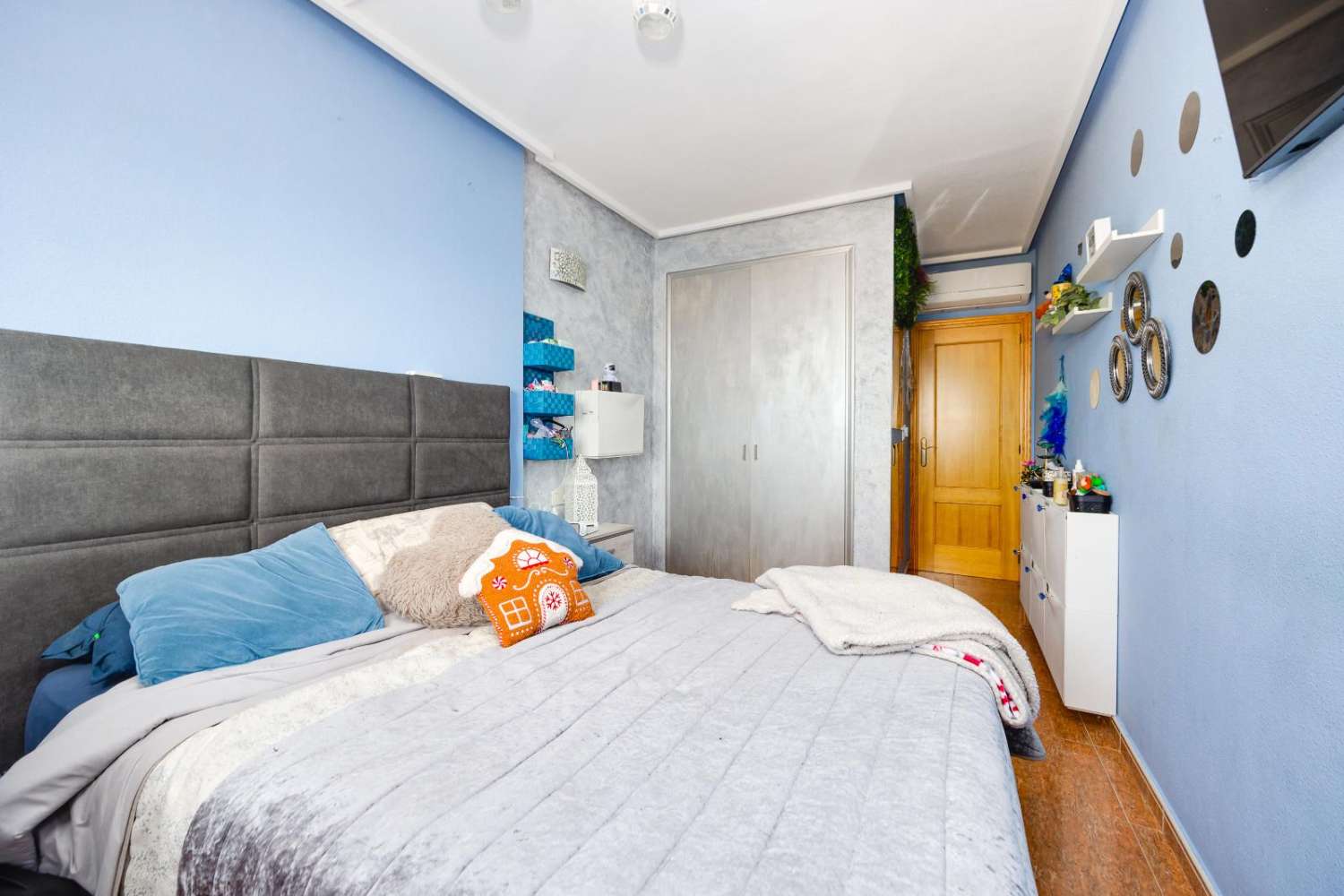 EXCLUSIVO PISO LUMINOSO DE 2 DORMITORIOS CON VISTAS DESPEJADAS, PISCINA, 2 GARAJES Y TRASTERO EN TORREVIEJA