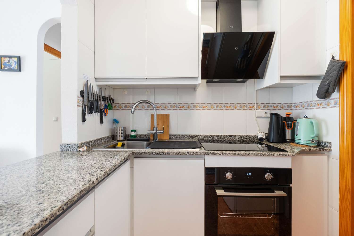 APARTAMENTO EN CALAS BLANCAS CON VISTAS, ORIENTACIÓN SUR/OESTE, PISCINA Y A PASOS DE LA PLAYA DE LOS LOCOS