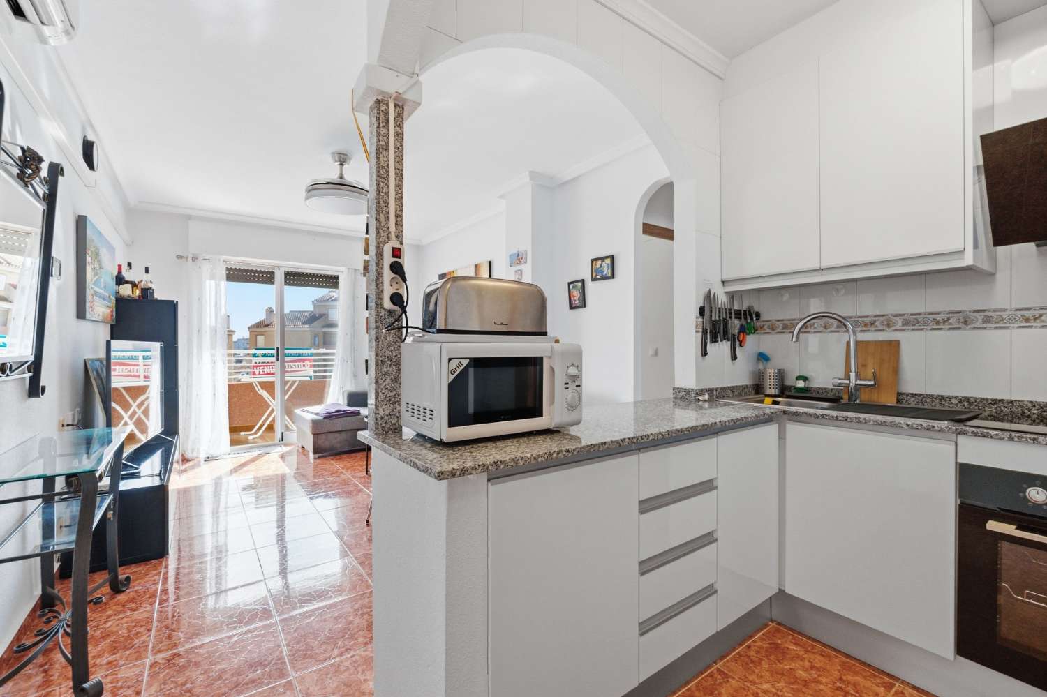 APARTAMENTO EN CALAS BLANCAS CON VISTAS, ORIENTACIÓN SUR/OESTE, PISCINA Y A PASOS DE LA PLAYA DE LOS LOCOS