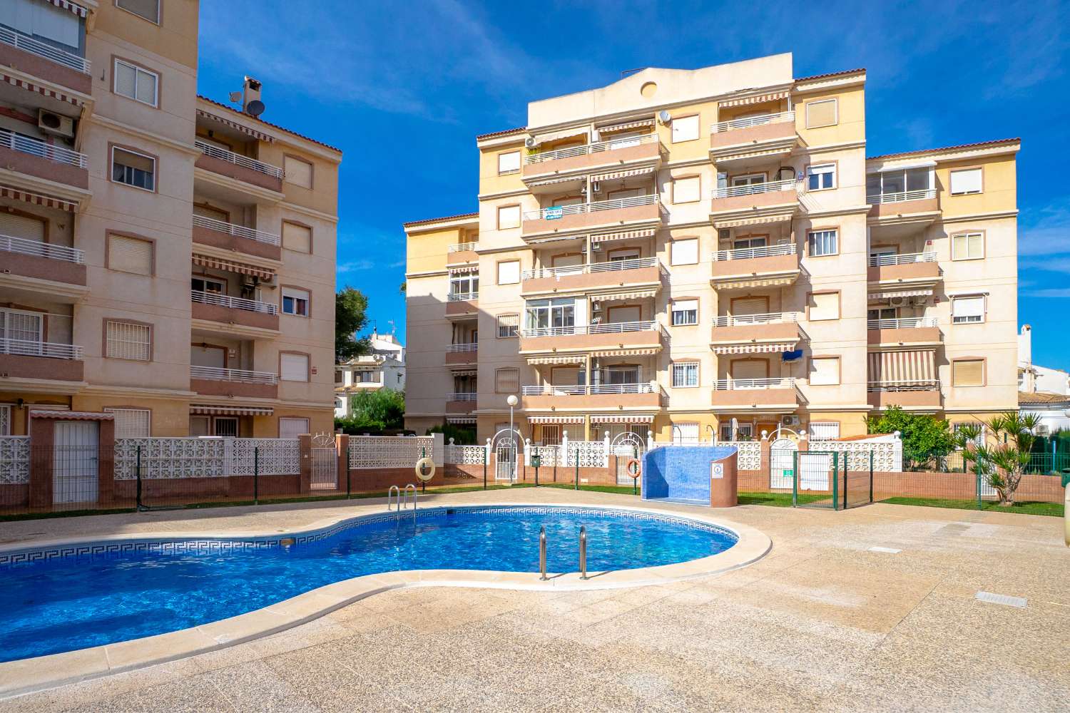 APARTAMENTO EN CALAS BLANCAS CON VISTAS, ORIENTACIÓN SUR/OESTE, PISCINA Y A PASOS DE LA PLAYA DE LOS LOCOS