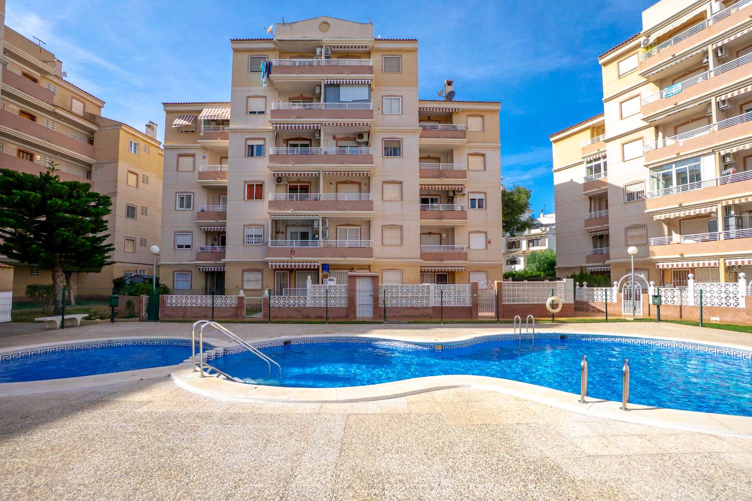 APARTAMENTO EN CALAS BLANCAS CON VISTAS, ORIENTACIÓN SUR/OESTE, PISCINA Y A PASOS DE LA PLAYA DE LOS LOCOS