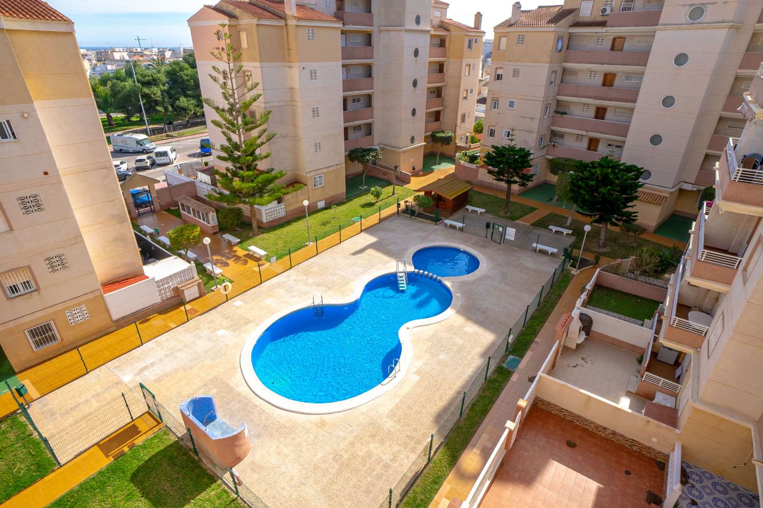 APARTAMENTO EN CALAS BLANCAS CON VISTAS, ORIENTACIÓN SUR/OESTE, PISCINA Y A PASOS DE LA PLAYA DE LOS LOCOS