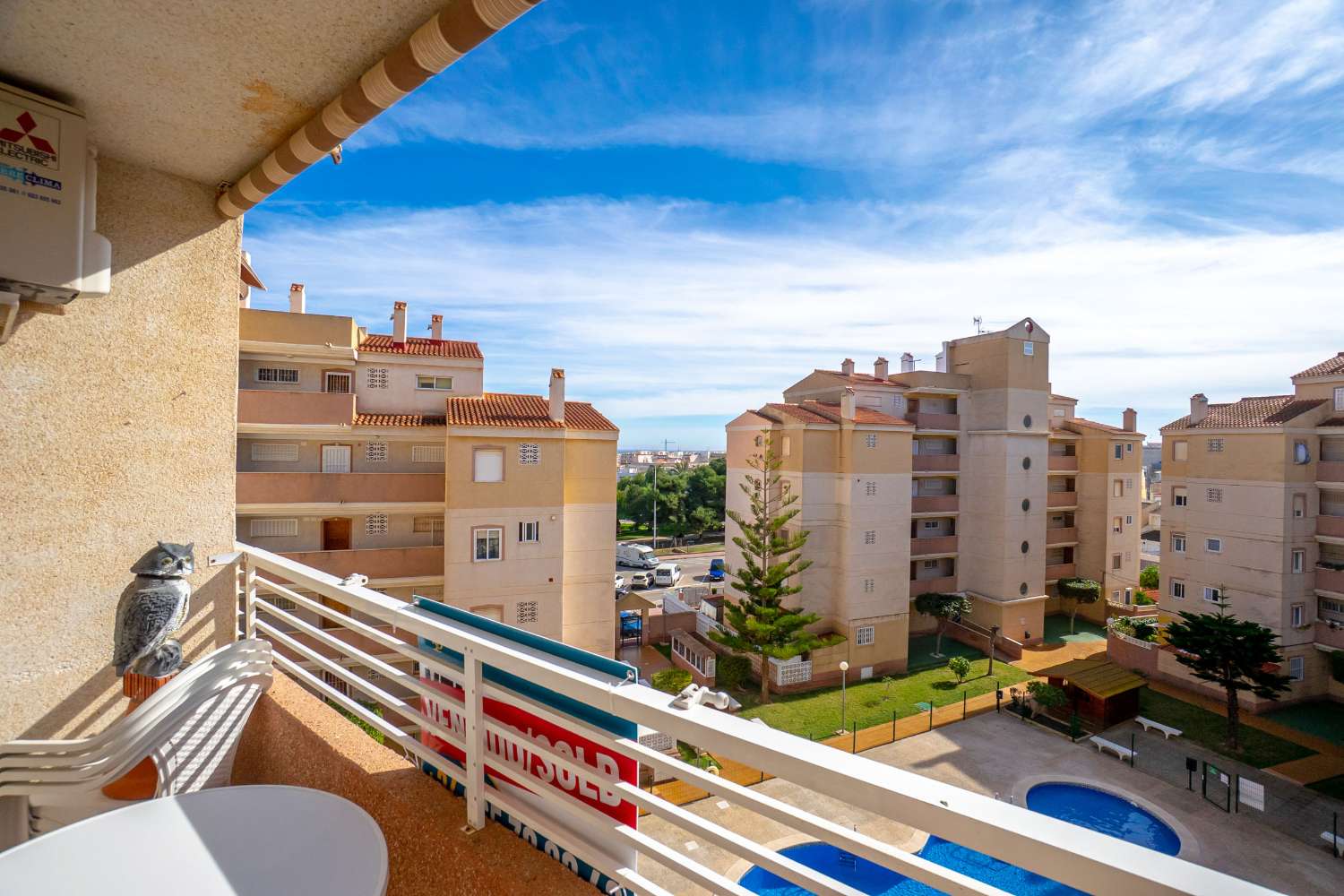 APARTAMENTO EN CALAS BLANCAS CON VISTAS, ORIENTACIÓN SUR/OESTE, PISCINA Y A PASOS DE LA PLAYA DE LOS LOCOS