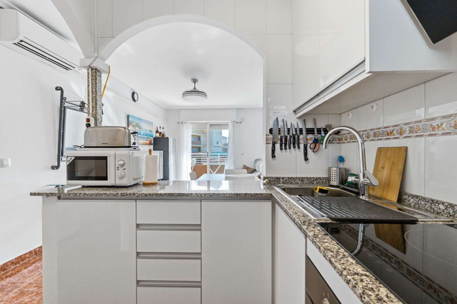 APARTAMENTO EN CALAS BLANCAS CON VISTAS, ORIENTACIÓN SUR/OESTE, PISCINA Y A PASOS DE LA PLAYA DE LOS LOCOS