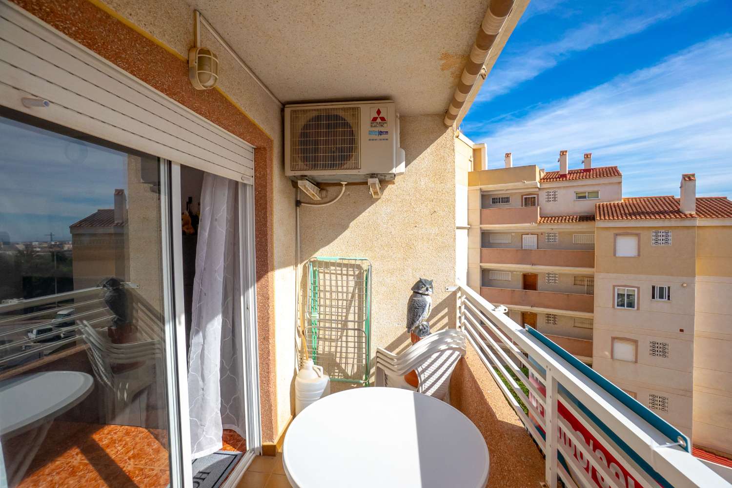 APARTAMENTO EN CALAS BLANCAS CON VISTAS, ORIENTACIÓN SUR/OESTE, PISCINA Y A PASOS DE LA PLAYA DE LOS LOCOS