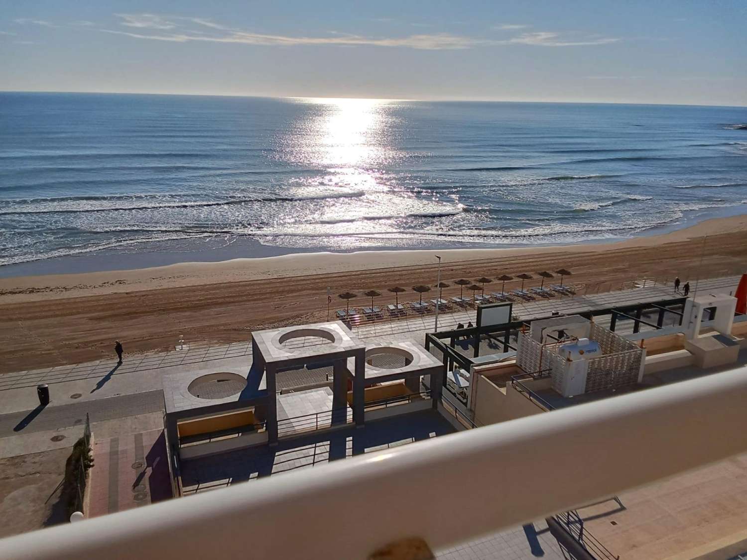 ÁTICO EN PRIMERA LÍNEA DE PLAYA EN LA MATA, VISTAS FRONTALES AL MAR, ESQUINA, GARAJE Y PISCINA