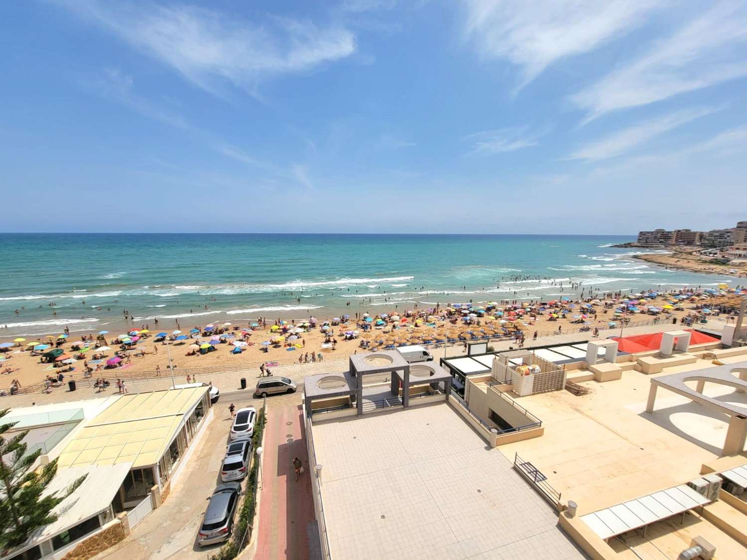 ÁTICO EN PRIMERA LÍNEA DE PLAYA EN LA MATA, VISTAS FRONTALES AL MAR, ESQUINA, GARAJE Y PISCINA