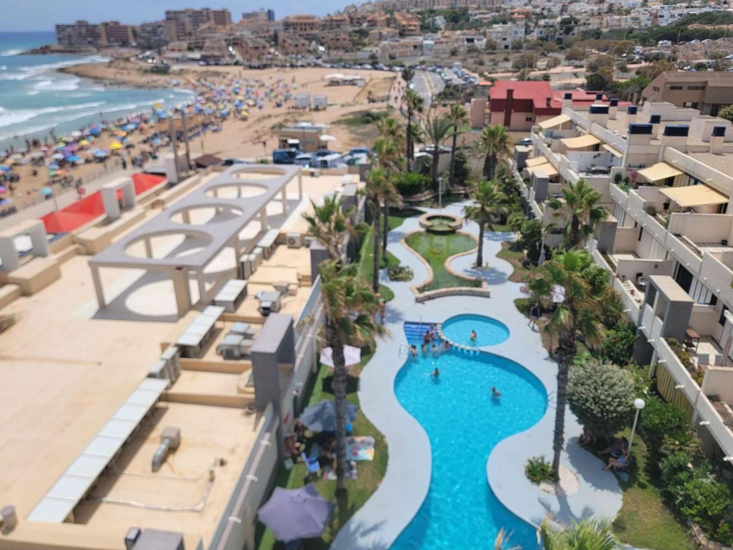 ÁTICO EN PRIMERA LÍNEA DE PLAYA EN LA MATA, VISTAS FRONTALES AL MAR, ESQUINA, GARAJE Y PISCINA